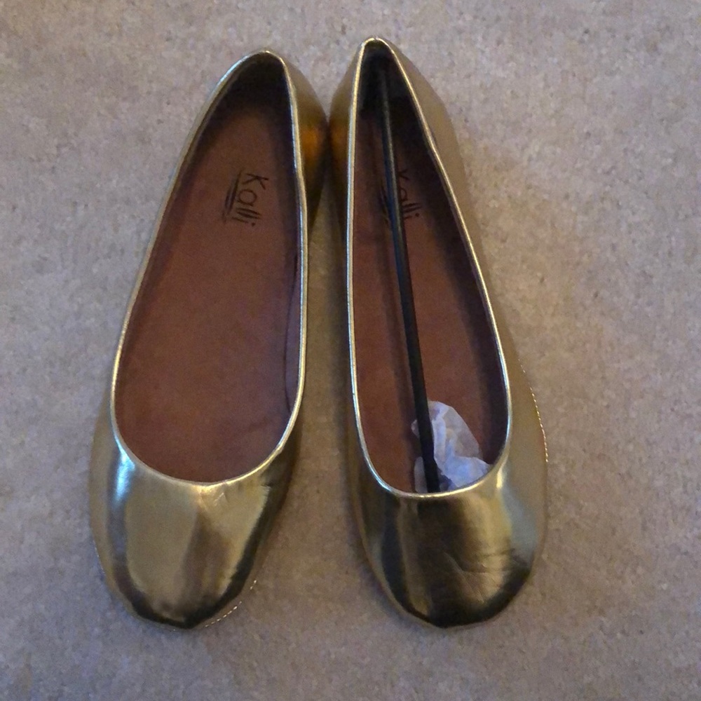 Never worn size 7 gold flats